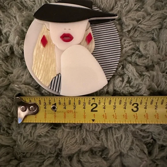 80’s Vintage Style Lady Woman Acrylic Round Pin Brooch - Picture 3 of 4